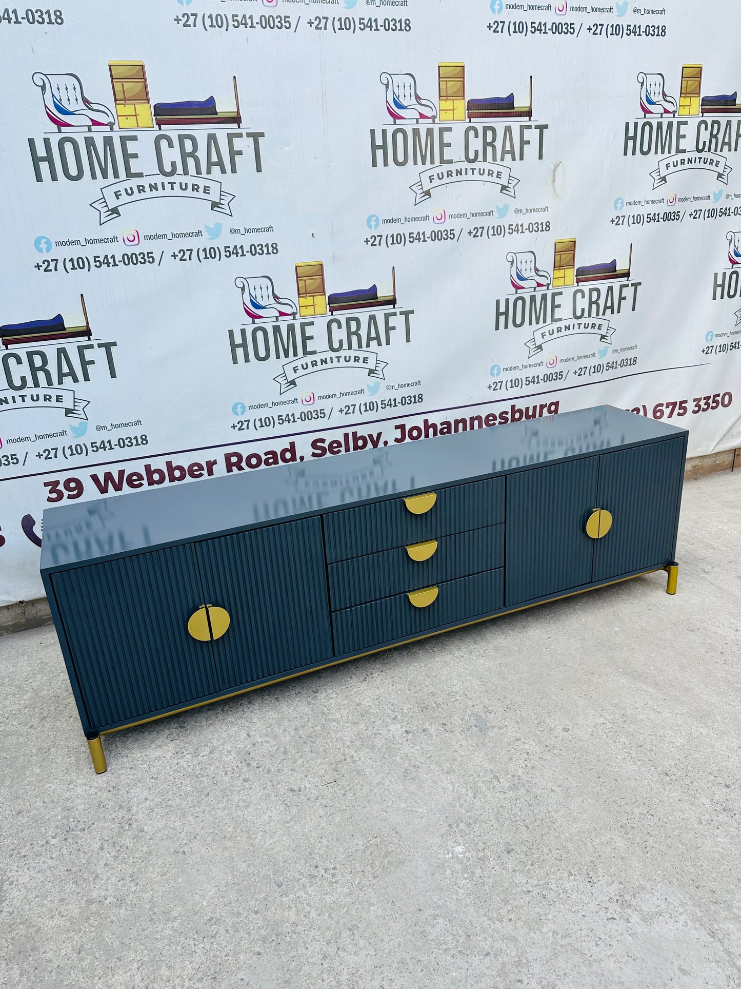 4 Door and 3 Drawer Tv Stand