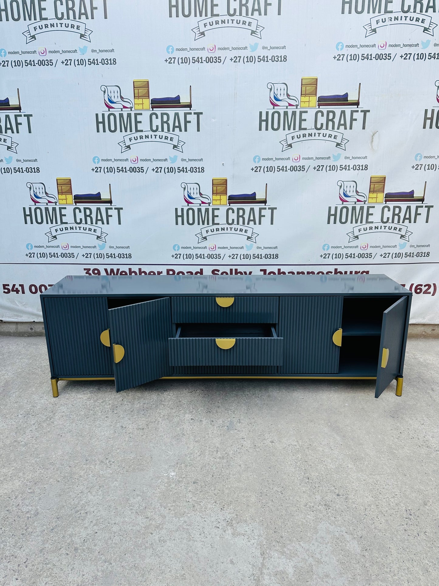 4 Door and 3 Drawer Tv Stand