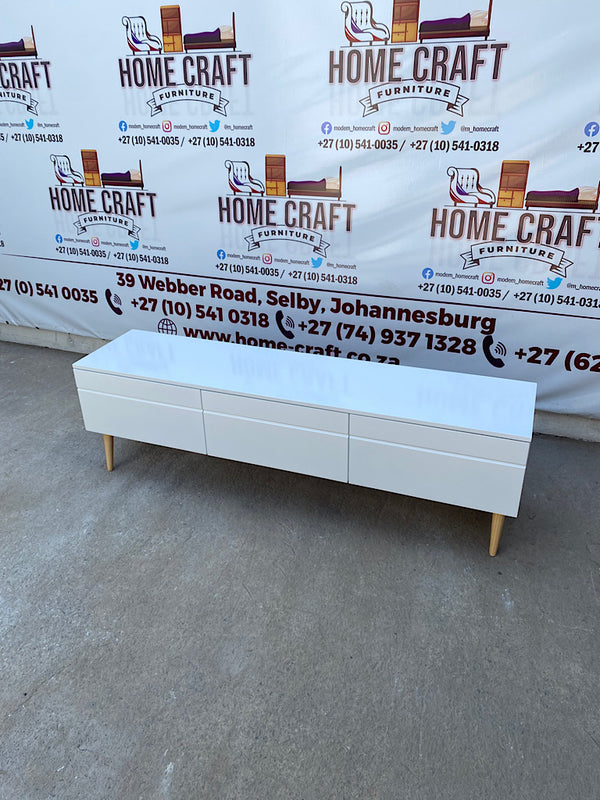 Ivy- 3 Drawer - Oak Tv Stand