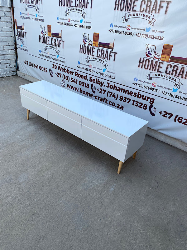 Ivy- 3 Drawer - Oak Tv Stand